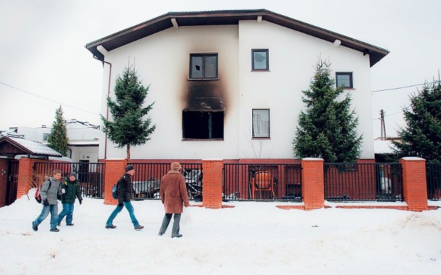 Ogień pojawił się w jednorodzinnym domu w środę około godziny 23. 30-letni ojciec ruszył na ratunek synowi. Niestety, zginął w jego pokoju. Chłopiec zdołał wyskoczyć przez okno.