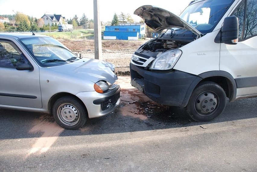 Wypadek w Prabutach: Na ul. Wojska Polskiego zderzyły się dwa samochody [ZDJĘCIA]