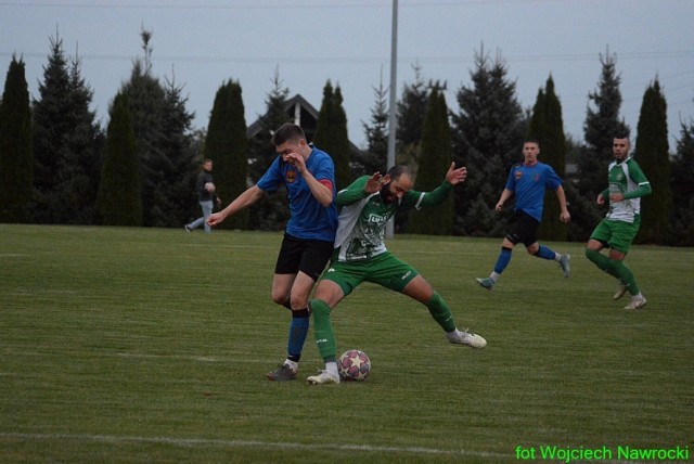 W zielonym stroju o piłkę walczy Filip Kalinowski, obrońca Kujawiaka Kowal