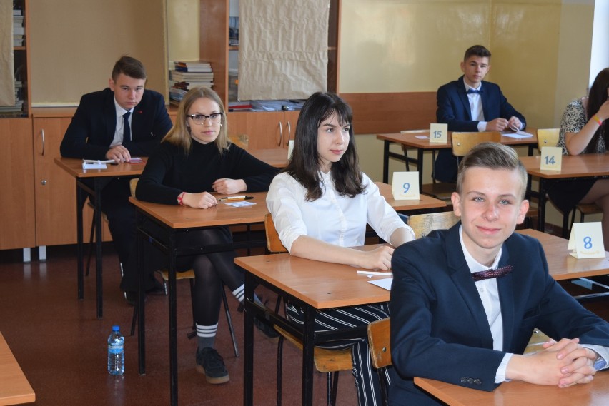 Przedostatni taki egzamin gimnazjalny w pleszewskiej "Dwójce" rozpoczął się punktualnie o godzinie 9    