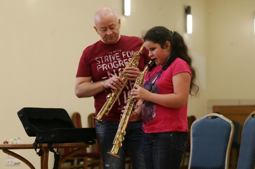 Rozalka rozpoczęła naukę gry na saksofonie u Piotra...