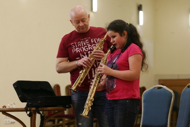 Rozalka rozpoczęła naukę gry na saksofonie u Piotra Budzianowskiego