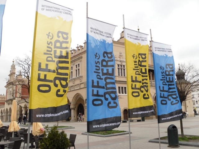 Krakowski Rynek Gł&oacute;wny jest pełen festiwalowych dekoracji. Fot. Piotr Drabik