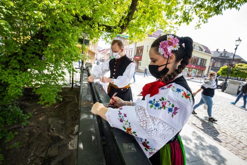 Tancerze z Zespołu Pieśni i Tańca Bielsko rozdawali maseczki zrobione przez artystów z Bielskiego Centrum Kultury