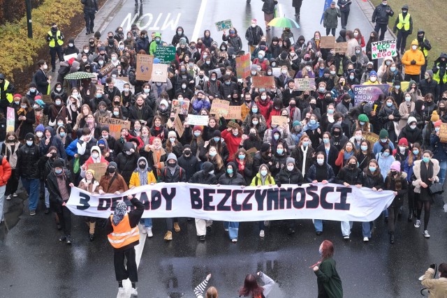 Młodzieżowy Strajk Klimatyczny w Warszawie. "Nasza planeta nie może czekać"
