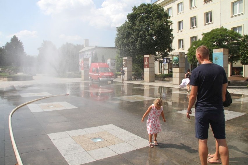 W centrum Kielc ruszyły kurtyny wodne. To wielka ulga w upale [WIDEO, zdjęcia]