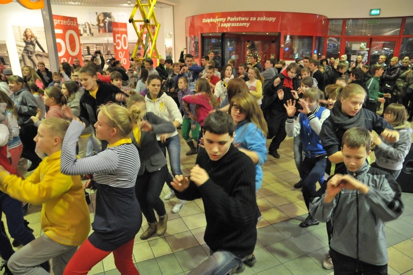 Szkoła sportowa z Mysłowic tańczyła w Realu. Zobacz świąteczno-noworocznego flash moba