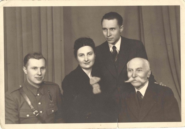 Rok 1946 Stary Wilamów obecnie Wilamowa. Stefan Gieysztor z dziećmi. Z lewej - Tadeusz.