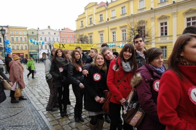 Ubiegłoroczny polonez maturzystów na świdnickim Rynku