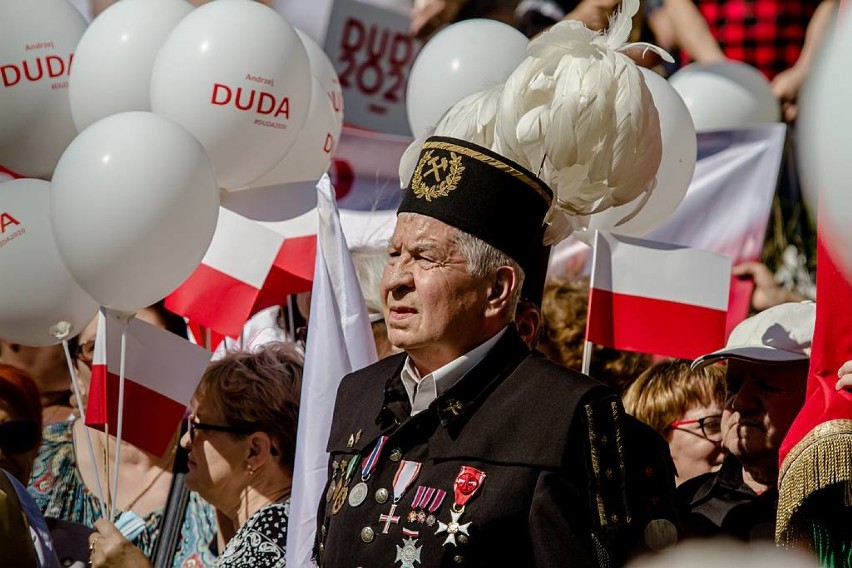 Andrzej Duda w Wałbrzychu. Tłumy zwolenników i przeciwników na placu Magistrackim (ZDJĘCIA i FILM)