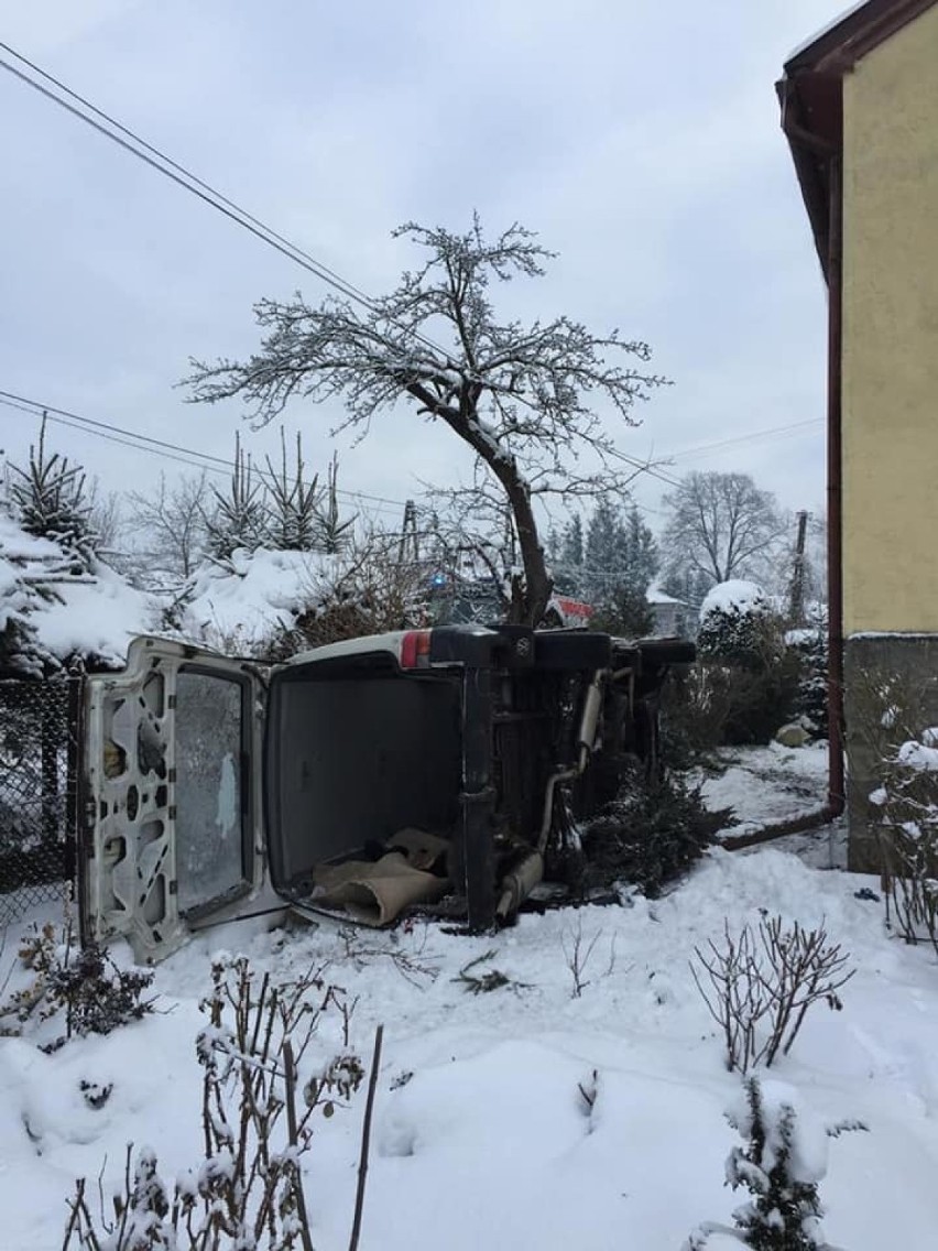 Transportowy vw wypadł z drogi i zatrzymał się przed ścianą...