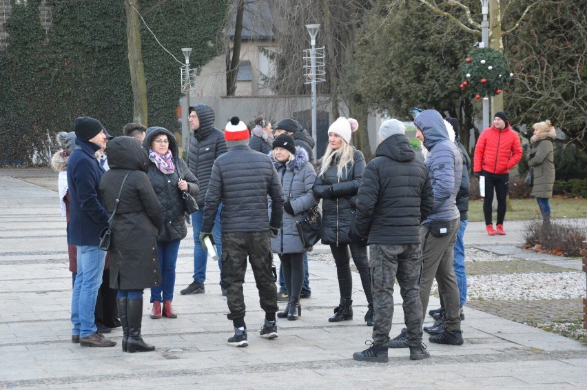 Protest pod hasłem "Stop segregacji sanitarnej" w Bełchatowie na placu Narutowicza