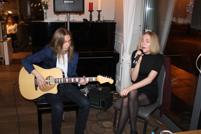 Publiczności zaprezentowali się Natalia Szulc (śpiew) i Kuba Dumanowski (gitara).