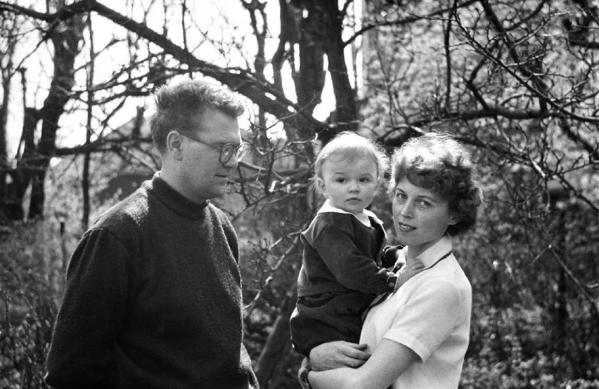 Zdzisław, Zofia i Tomek Beksińscy w ogrodzie przy domu rodzinnym w Sanoku
