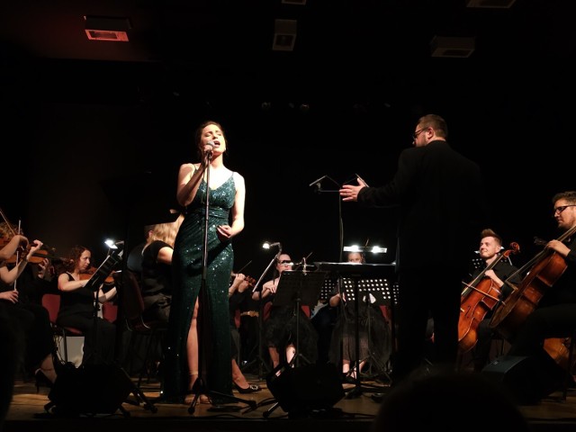 Z zespołem Elbląskiej Orkiestry Kameralnej wystąpiła Anastazja Simińska.