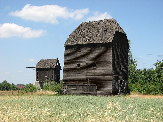 Wiatraki w Starych Siołkowicach spłonęły w kwietniu 2009 r.