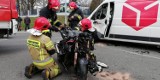Wypadek motocyklisty i samochodu dostawczego na Strzemięcinie. Dwie osoby w szpitalu [wideo, zdjęcia]