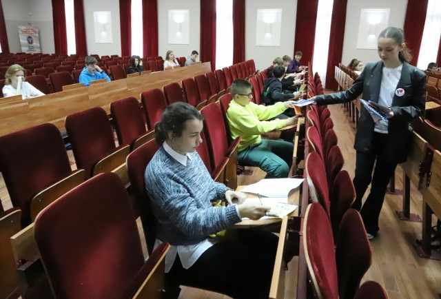 W środę odbył się finał konkursu językowego dla ósmoklasistów. W auli Akademii Handlowej Nauk Stosowanych w Radomiu testy rozwiązywało 30 uczniów.