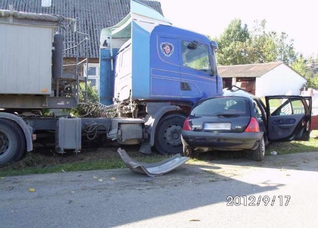 Kierowca samochodu ciężarowego nie odniósł obrażeń....