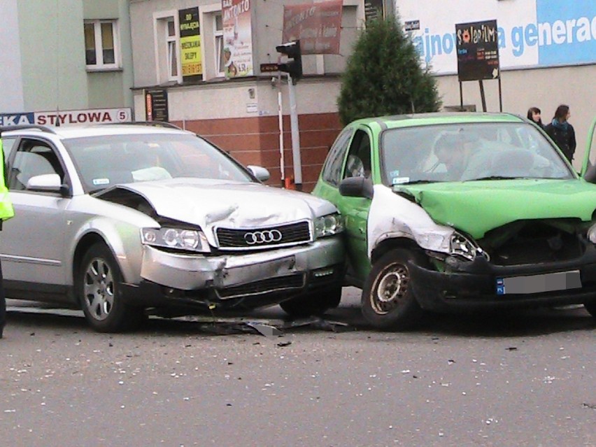 Przy Nowym Świecie w Kaliszu zderzyły się dwa auta osobowe
