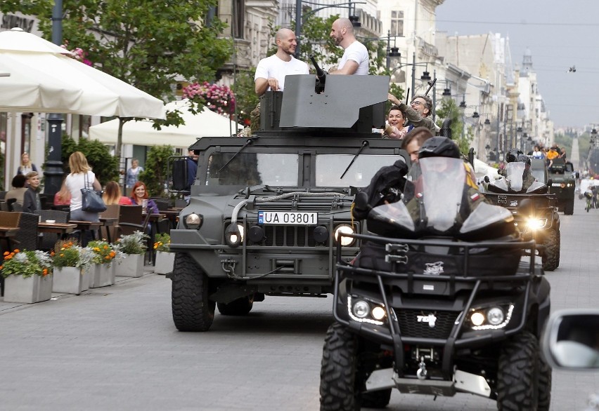 Marcin Gortat, plejada gwiazd i Wojsko Polskie. Parada ul. Piotrkowską w Łodzi [ZDJĘCIA]