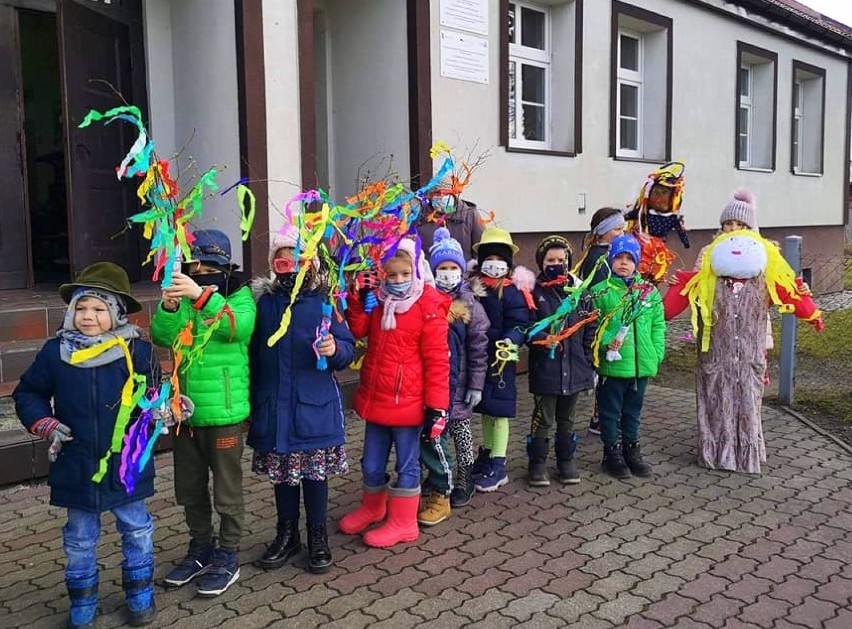 Barwny korowód dookoła szkoły. Tak w Jeżyczkach powitano wiosnę [zdjęcia]