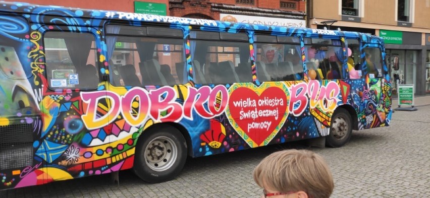 Kolorowy "Dobrobus" wylicytowany w finale WOŚP przez lęborską grupę "Pomagamy. Bądż z nami"  jest już w Lęborku