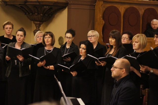 Koncert kolęd chóru "Moniuszkowców" w kolegiacie św. Lamberta w Radomsku