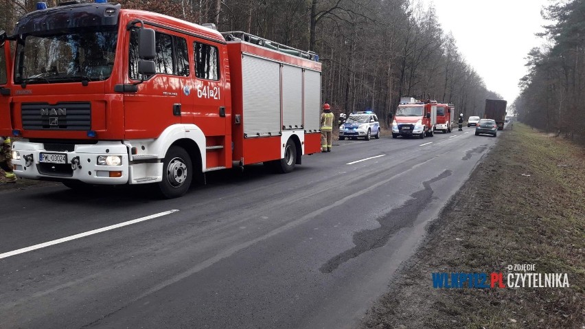 Zderzenie dwóch samochodów na drodze wojewódzkiej nr 303