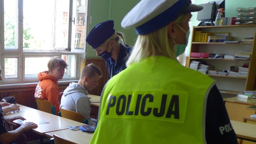 Dni Bezpieczeństwa Ruchu Drogowego. Policjanci z Żar spotkali się z kierowcami i uczniami w szkołach
