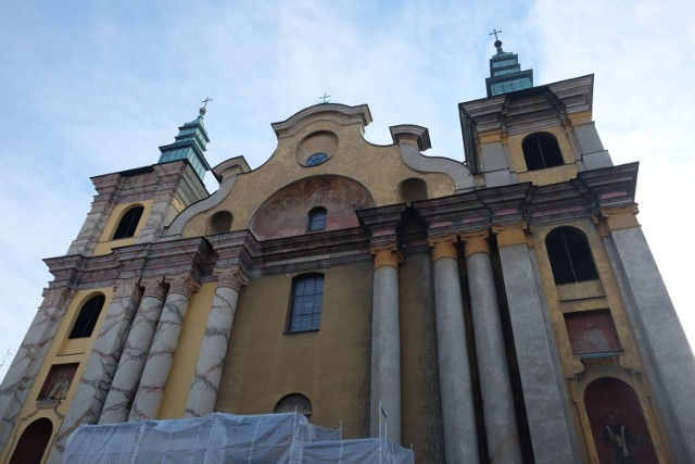 Trwa remont elewacji kościoła św. Marii Magdaleny i klasztoru Franciszkanów w Przemyślu. Część prac już zakończono. Efekt widoczny jest gołym okiem.

Franciszkanie pojawili się w Przemyślu XIV w. Obecny kościół zakonników jest znacznie późniejszy. Zbudowany został w latach 1754-1780 według projektu biskupiego architekta Walentego Haltmana. Jest to budowla późnobarokowa. Fasada świątyni jest trójdzielna, z dwiema wieżami i częścią środkową, ujętą trójkami kolumn i zwieńczoną wysokim szczytem o fantazyjnym kształcie. W szczycie zobaczymy także fresk przedstawiający scenę  ukoronowania Matki Bożej na królową nieba i ziemi.

Zobacz także: Czy trudno być chrześcijaninem w XXI w? Rozmowa z dominikaninem o.Pawłem Koniarkiem
