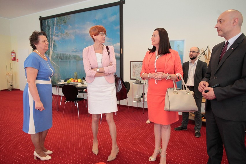 Minister Elżbieta Rafalska (w środku) sięga i po kostiumy, i po sukienki, i spodnie. Lubi oryginalną biżuterię.