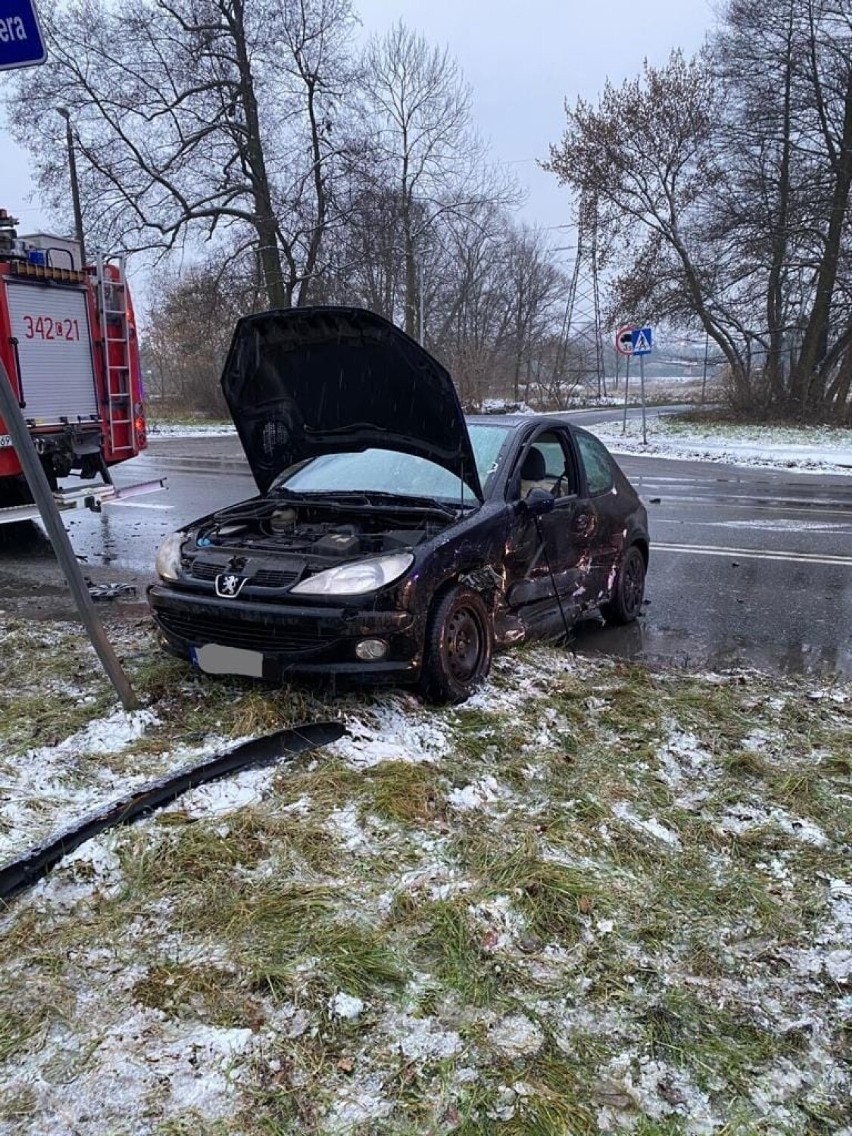 Toruń. Dwa samochody osobowe zderzyły się w mieście [zdjęcia] 