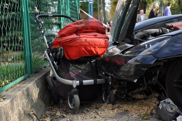 Kolizja w Kraśniku: Sportowe auto staranowało wózek z dzieckiem.