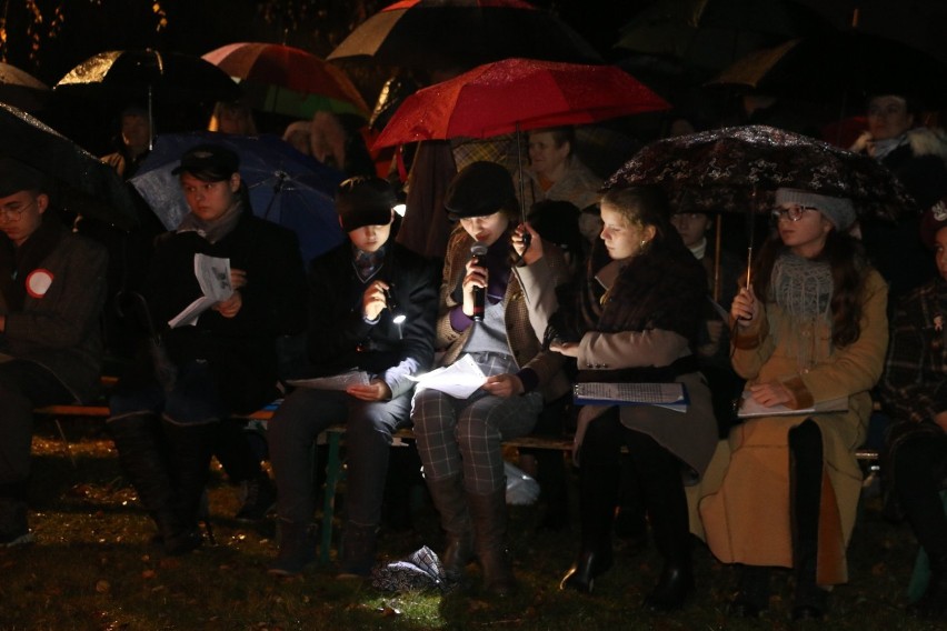 Koncert pieśni patriotycznych w Strzebiniu w strugach deszczu