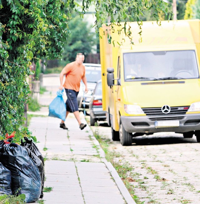 Żółta furgonetka kursowała na Julianowie