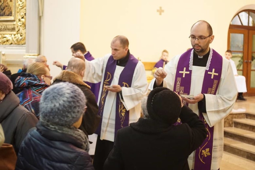 Obrzęd posypania głów popiołem.