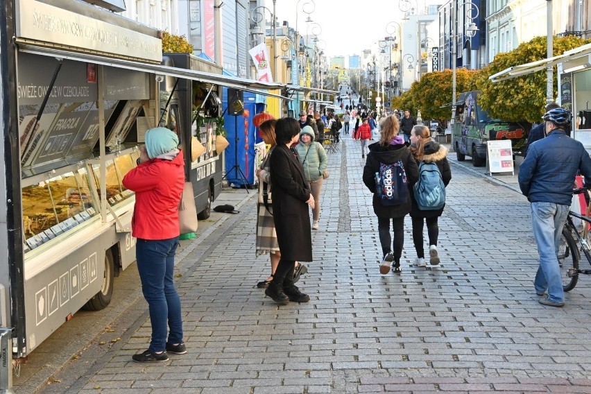 Food trucki z pysznym jedzeniem zaparkowały w Kielcach. Zjemy dania z różnych stron świata (ZDJĘCIA, WIDEO)