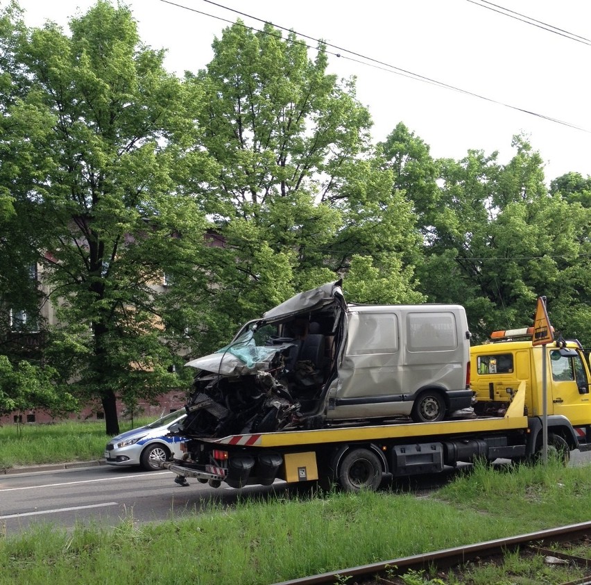 Ruda Śląska: Wypadek w Rudzie Południowej. Nie żyje 36-letni kierowca [ZDJĘCIA]