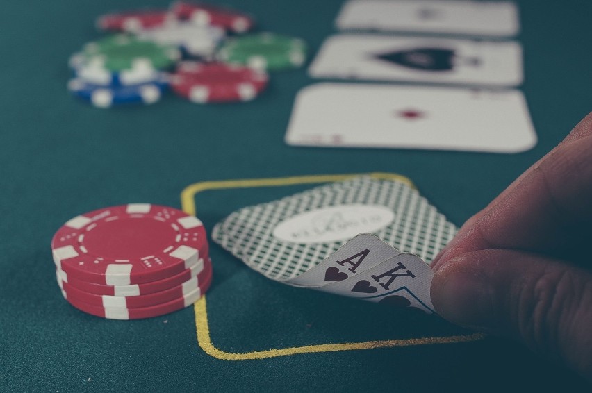 Poker
Poker to gra, którą niektórzy kojarzą z wieczorów ze...