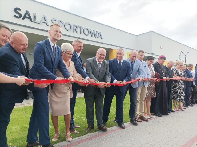 O nowoczesną halę sportową wzbogacili się mieszkańcy Chociwia w gminie Widawa. Udało się ją wybudować głównie za pieniądze pozyskane z rządowych funduszy. Symboliczne  otwarcie tej największej od lat inwestycji w gminie Widawa było sporą uroczystością