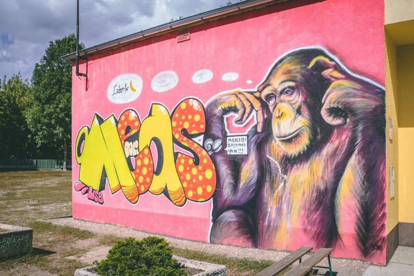Nowy mural w Obornikach na tle innych. Powstał w ramach kampanii "Aktywność MURowana"