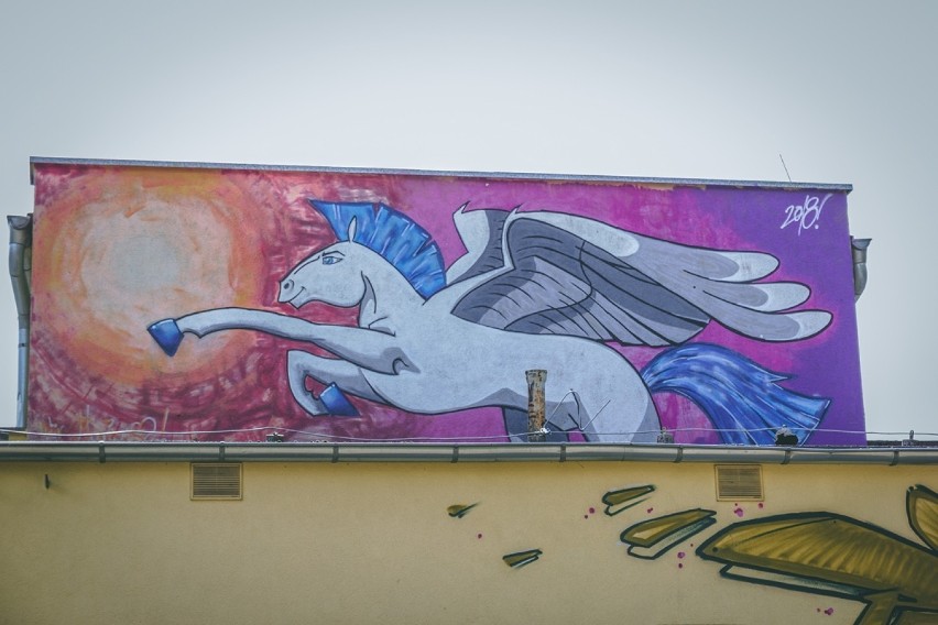 Nowy mural w Obornikach na tle innych. Powstał w ramach kampanii "Aktywność MURowana"