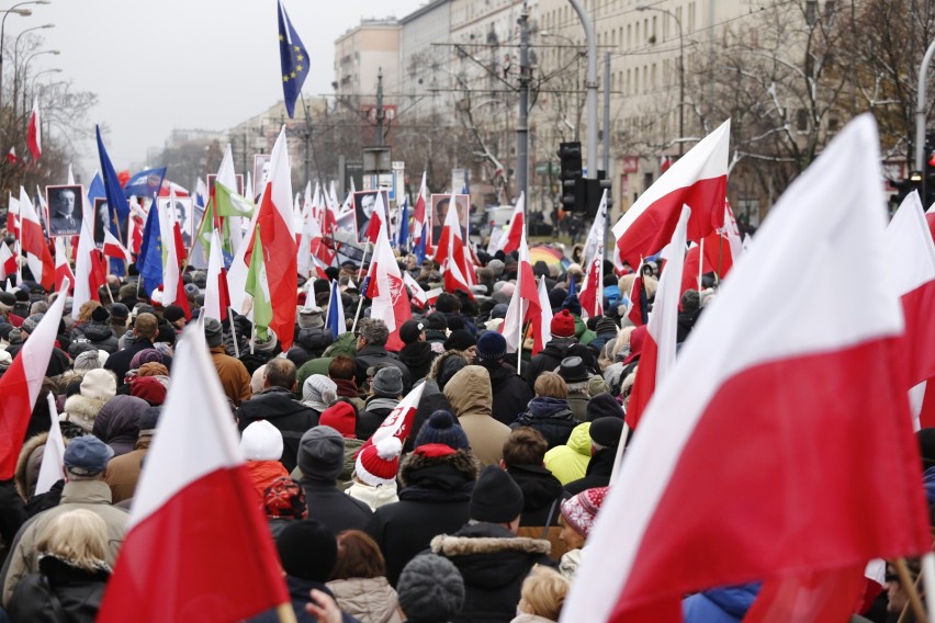 Marsz KOD Niepodległości. KOD i protestujące kobiety...