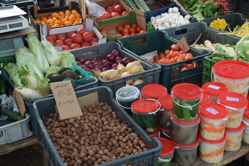 Sobotni bazar w Suwałkach. Sprawdź, po ile są owoce, warzywa czy chryzantemy 