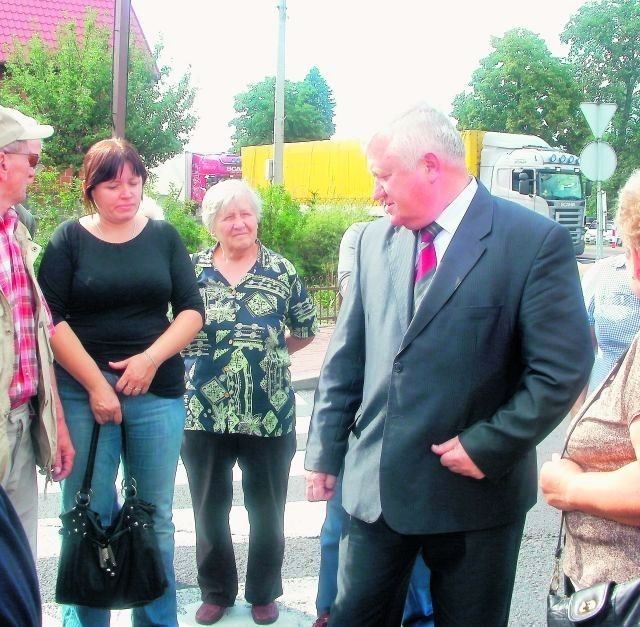 Mimo że ustawiono znaki, ruch  się nie zmniejszył. Do protestujących mieszkańców przyłączył się burmistrz Goliny Tadeusz Nowicki