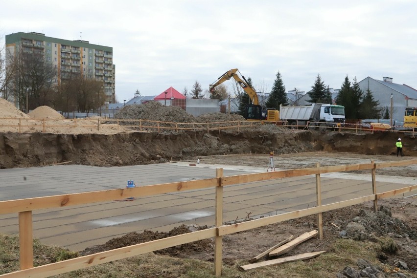 Budowa bloku komunalnego na Michałowie w Radomiu. Wylewane są już fundamenty pod budynek. Zobacz zdjęcia