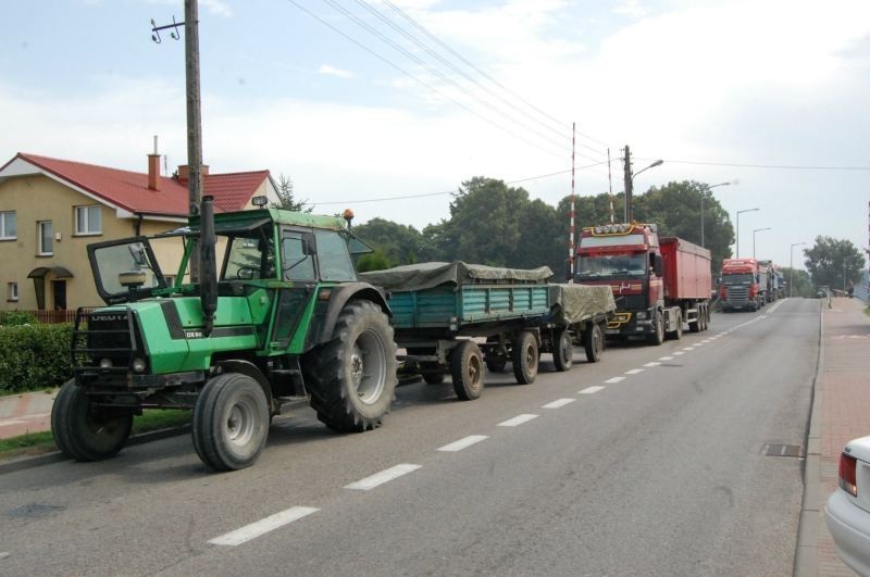 Utrudnienia dla kierowców w Kwidzynie: Długa kolejka ciągników do elewatorów PZZ