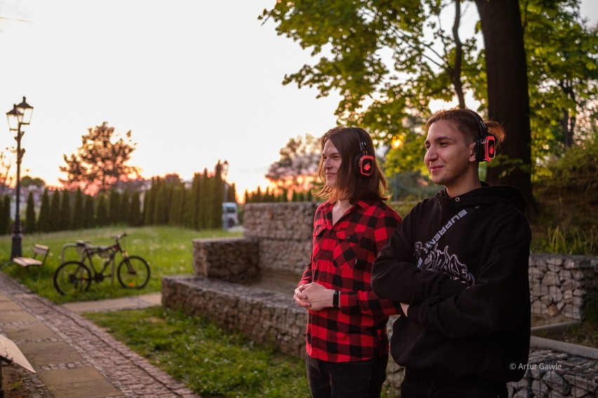 Silent Disco w Tarnowie. Impreza przy muzyce ze słuchawek w Parku Strzeleckim przyciągnęła tłumy. To była doskonała zabawa. Mamy zdjęcia!