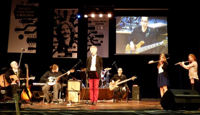 Znamy już listę wykonawców 12. Ogólnopolskiego Festiwalu Piosenki imienia Wojtka Belona "Niechaj zabrzmi Bukowina...". Impreza, poświęcona pamięci legendarnego pieśniarza i poety, założyciela Wolnej Grupy Bukowina, odbędzie się w dniach 24-26 maja 2019 roku w Busku-Zdroju, z "przerywnikiem w środku" w Nowym Korczynie. Wystąpią artyści z różnych stron kraju, liderzy nurtu szeroko rozumianej "piosenki z klimatem". Albo Wojtkowej Krainy Łagodności, jak mawiają inni. To będzie wielkie święto muzyki.

>>> ZOBACZ WIĘCEJ NA KOLEJNYCH ZDJĘCIACH >>>